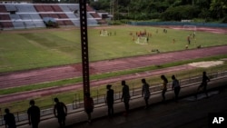 Foto de archivo. Una práctica de fútbol en el estadio Pedro Marrero, en La Habana, Cuba. (Foto AP/Ramon Espinosa)