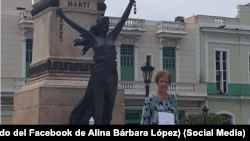 La profesora Alína Bárbara López Hernández durante una protesta en el Parque de la Libertad de Matanzas (Tomado de su perfil en Facebook).