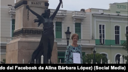 Profesora Alína Bárbara López durante una protesta en el Parque de la Libertad de Matanzas (Tomado del Facebook de Alina Bárbara López)