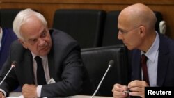 El Ministro de Inmigración de Canadá, John McCallum (izquierda) habla con el Alto Comisionado de Naciones Unidas para los DDHH, Volker Turk, (derecha) en el 2016. (Archivo)