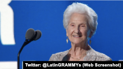 La cantante cubana, Ángela Álvarez, cuando recibió el Premio Latin Grammy el 17 de noviembre de 2022.