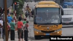 Un microbus Gazelle en La Habana.