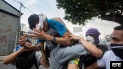 Vista de un hombre herido durante una manifestación el lunes 10 de abril de 2017, en Caracas (Venezuela). 