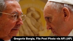 Raúl Castro y el Papa Francisco reunidos en el Vaticano el 11 de mayo de 2015.