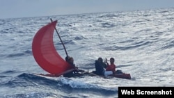 Migrantes cubanos a bordo de una embarcación rústica cerca del faro de Alligator Reef, Florida, 27 de julio de 2022. (Foto: USCG)