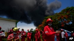 Miembros de la Cruz Roja de Cuba que laboraron en el incendio en la Base de Supertanqueros de Matanzas. (AP/Ramon Espinosa)