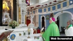 Oración en el Camarín de la Virgen de Mons. Dionisio Guillermo García Ibáñez, este domingo, al finalizar la eucaristía en la Basílica Santuario de Nuestra Señora de la Caridad. (Foto: Arzobispado de Santiago de Cuba)