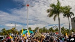 Cientos de fieles participan en una procesión a la catedral de Managua, Nicaragua, el sábado 13 de agosto de 2022. (AP Photo).