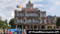 Manifestantes frente a la embajada de España en La Habana, el 11 de julio de 2021. (AP/Eliana Aponte)