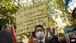 El activista Nathan Law en una protesta en Berlín en contra de la ley de seguridad nacional de Hong Kong, el 1 de septiembre de 2020. (AP/Markus Schreiber).