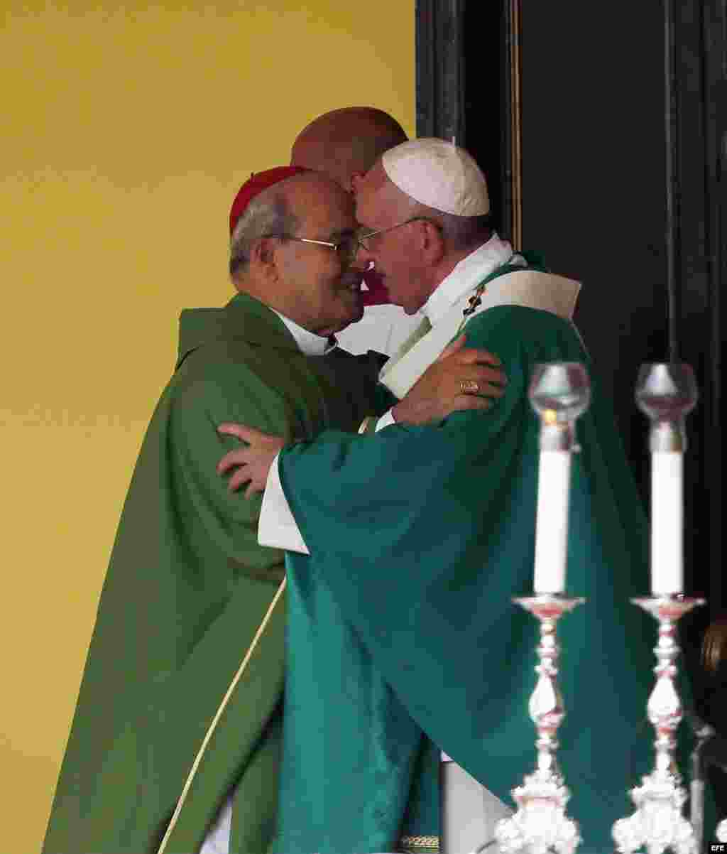 El papa Francisco saluda al cardenal Jaime Ortega, arzobispo de La Habana, en la Plaza de la Revolución de La Habana.