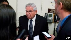 El senador Bob Meéndez habla con periodistas en el Capitolio. (Foto: AP/Mariam Zuhaib)