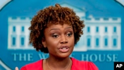 La secretaria de prensa de la Casa Blanca, Karine Jean-Pierre, habla durante su primera conferencia en la Casa Blanca, en Washington, este lunes 16 de mayo. (Foto AP/Andrew Harnik)