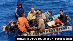 Balseros cubanos repatriados por la Guardia Costera.