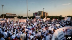 Cubanos desfilan por el 1 de Mayo hasta la Plaza de la Revolución, en La Habana, en el año 2022. (Foto AP/Ramón Espinosa).