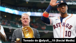 Yuli Gurriel agradece el premio Guantes de Oro.