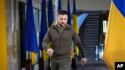 El presidente de Ucrania Volodymyr Zelenskyyse dirige a una conferencia de prensa el sábado en una estación del metro de Kyiv. (AP/Efrem Lukatsky)