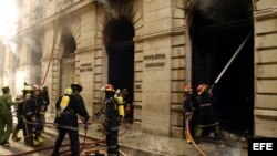 Bomberos cubanos sofocan un incendio en La Habana Vieja. Foto archivo