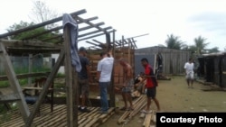 Cubanos en Colombia levantan precarias viviendas con los materiale que tienen a mano.