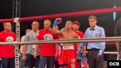 El cubano Orestes Velázquez junto a su equipo tras su victoria por KO. Foto ENG-OCB