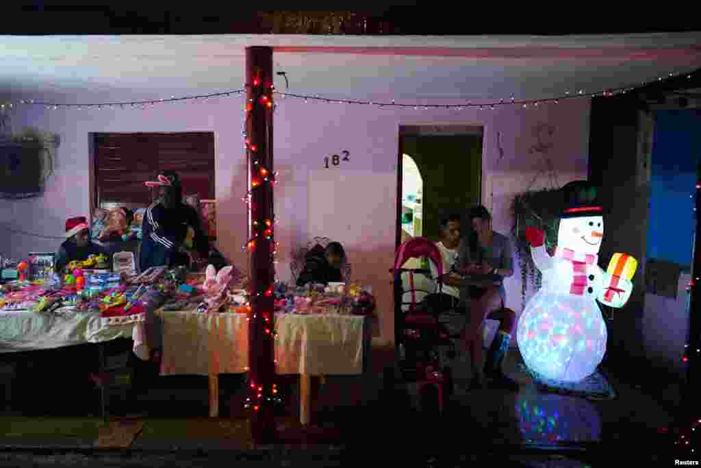 Un pequeño comercio adornado con un muñeco de nieve en Rincón, La Habana.