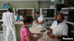 Una mujer compra medicamentos recetados en una farmacia de La Habana. (REUTERS/Alexandre Meneghini)