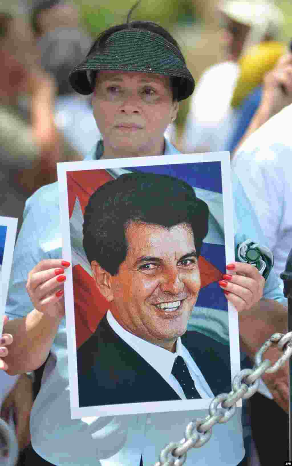 Una mujer sostiene una fotograf&iacute;a del fallecido opositor cubano Oswaldo Pay&aacute; hoy, domingo 29 de julio de 2012, mientras participa en una manifestaci&oacute;n hecha por varias agrupaciones de disidentes cubanos en Miami (EEUU). EFE/GAST&Oacut