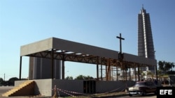 Contruyen altar para primera misa del Papa en Cuba.