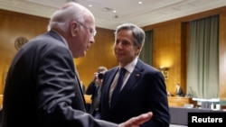 El senador estadounidense Pat Leahy saluda al secretario de Estado Antony Blinken, en el Congreso. (Jonathan Ernst / Reuters).