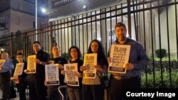 Adultos y niños se reunieron frente a la Embajada de Cuba en Washington para honrar la memoria de las víctimas del Remolcador 13 de Marzo, de cuyo hundimiento por el régimen de Fidel Castro se cumple un cuarto de siglo este sábado.