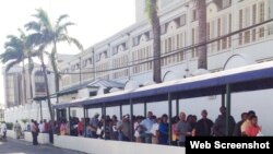 Inmigrantes hacen fila para entrar a realizar trámites en la Embajada de EEUU en Georgetown, Guyana. (Captura de imagen/Kaieteurnewsonline.com)