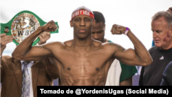 Yordenis Ugás con una cinta de "Patria y Vida", poco antes de su pelea ante Spence Jr. en el AT&T Stadium de Arlington.