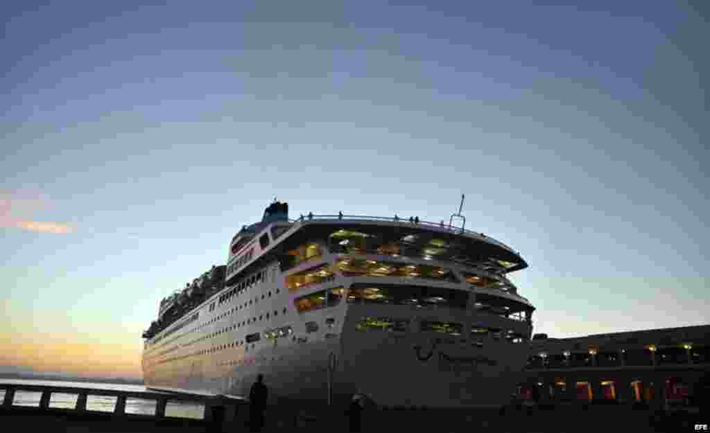 Un hombre observa la maniobra de atraque de un crucero en la bahía de La Habana (Cuba), este viernes, 20 de enero de 2017, día en que Donald Trump asume la presidencia de Estados Unidos. &nbsp;