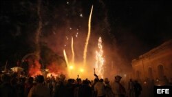 Decenas de personas lanzan cohetes, y fuegos artificiales durante las tradicionales Parrandas de Remedios. (Archivo)