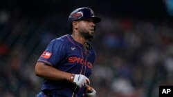 El primera base de los Astros de Houston, José "Pito" Abreu, corre hacia la primera base después de conectar un sencillo durante la sexta entrada del juego de béisbol contra los Azulejos de Toronto, el lunes 1 de abril de 2024, en Houston. (AP/Kevin M. Cox)