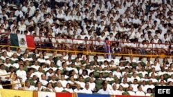 Miles de médicos y estudiantes de medicina participan en un acto oficial en La Habana.