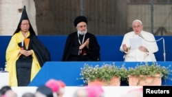 El papa Francisco en una conferencia con otros líderes religiosos en el Coliseo de Roma, Italia, el 25 de octubre de 2022. (REUTERS/Remo Casilli)