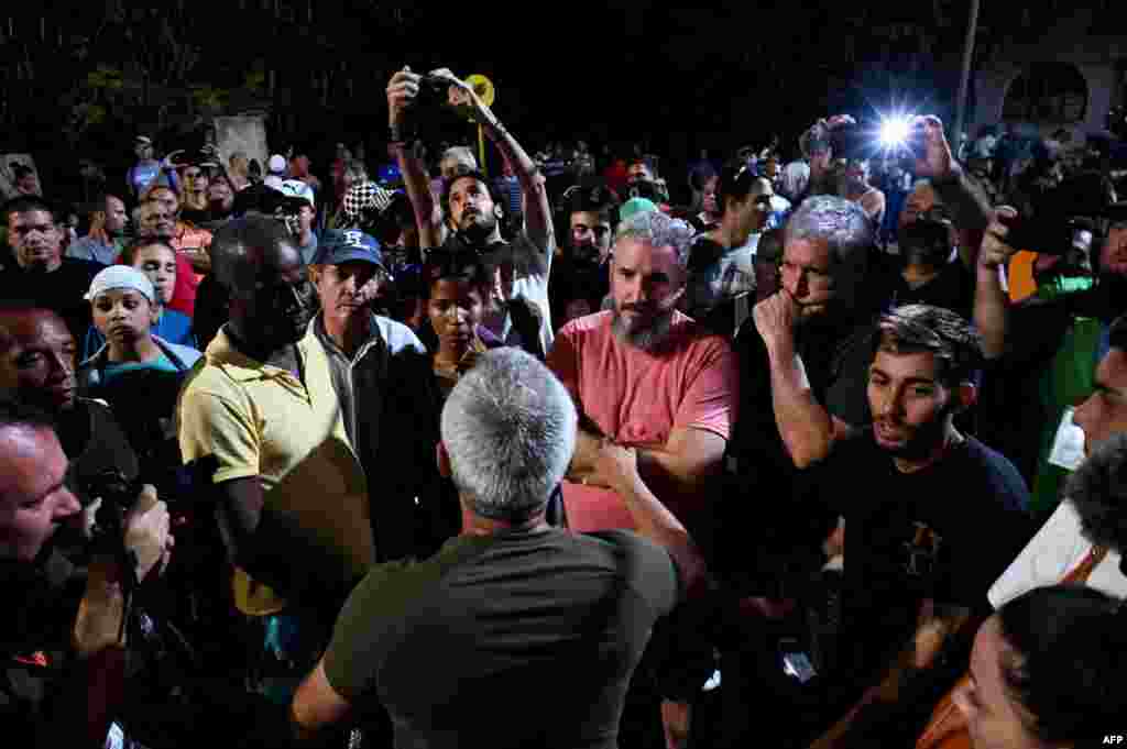 Representantes del gobierno se dirigen a los manifestantes en medio de una protesta popular este sábado, 1ro de octubre, en el Vedado, La Habana. YAMIL LAGE / AFP)