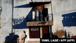 Una bandera cubana ondea en un balcón en La Habana.