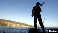 Un soldado de las tropas guardafronteras cubanas vigila la costa. (REUTERS/Claudia Daut/Archivo)