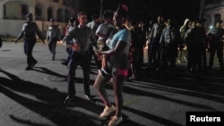 Una mujer se manifiesta con su hija en brazos en una protesta en La Habana el viernes 30 de septiembre. 