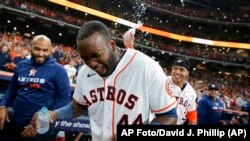 Yordan Álvarez, bateador designado de los Astros de Houston, festeja tras conectar un jonrón de tres carreras que definió el primer juego de la serie divisional de la Liga Americana ante los Marineros de Seattle, el martes 11 de octubre de 2022.