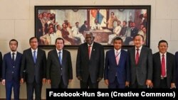 El empresario Chen Zhi (1ro a la izquierda) con el primer ministro de Camboya Hun Sen (3ro desde la izquierda) y el presidente de la Asamblea Nacional de Cuba, Esteban Lazo (4to desde la izquierda). (Imagen del Facebook de Hun Sen publicada por RFA).