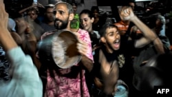 José Alberto Fernández Cañizares, junto a otros manifestantes en la protesta del Vedado, La Habana, el sábado 1ro de octubre. (YAMIL LAGE / AFP)