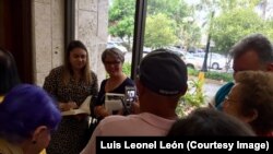 Zoé Valdés firma libros a sus lectores en Miami.