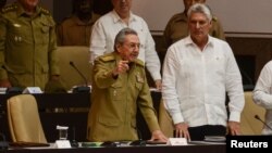 Raúl Castro junto a Miguel Díaz Canel durante una sesión extraordinaria de la Asamblea Nacional. (Archivo)