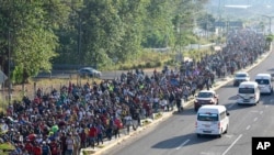 Migrantes que iniciaron el 24 de diciembre el recorrido hacia el norte, desde Tapachula, México. (AP/Edgar H. Clemente).