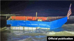 Embarcación en la que llegaron 15 cubanos a Cayo Hueso. Foto de la Guardia Costera.