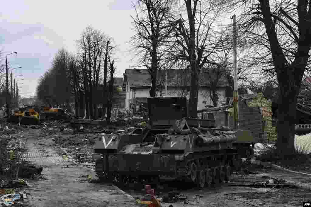 Tanques rusos destrozados durante los combates por la liberación de Bucha.