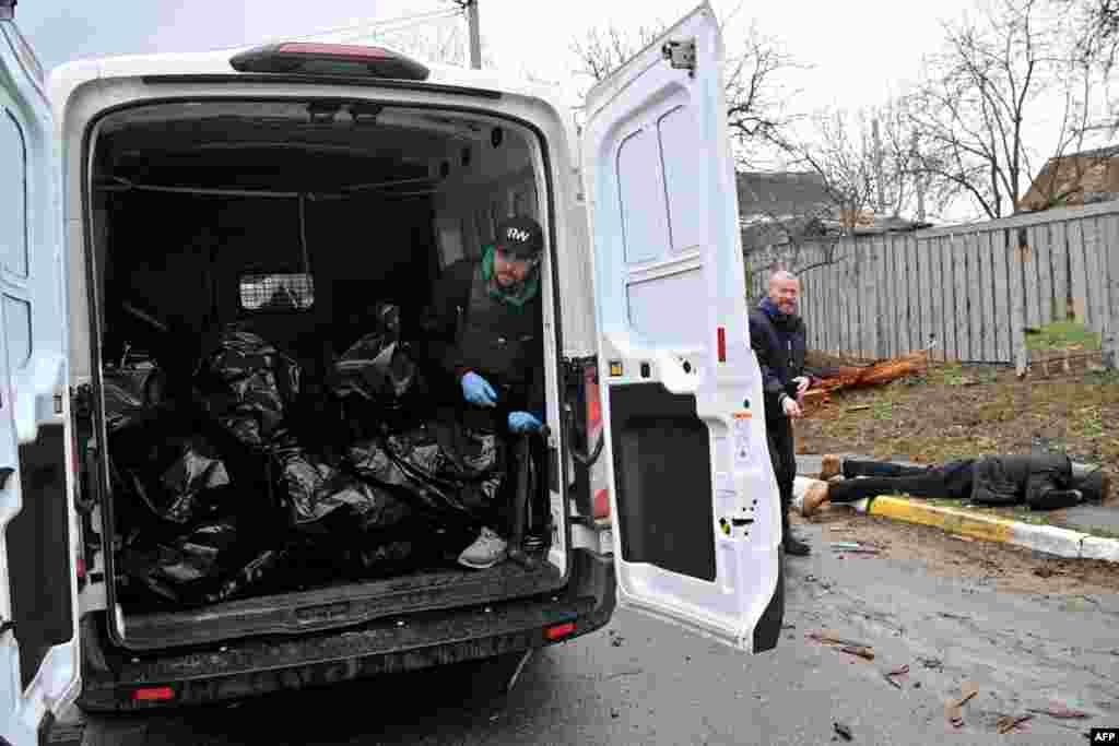 Auto con los cad&#225;veres de ucranianos recuperados por fuerzas ucranianos en las calles de Bucha. 